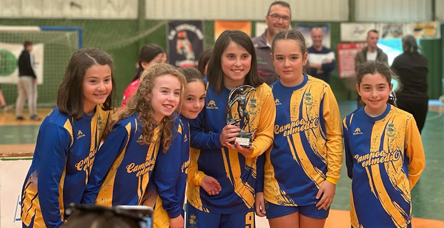 El equipo femenino de ftbol sala de Enmedio particip en el Torneo de Semana Santa en Camargo
