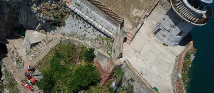 El equipo del helicptero del 112 evacua a una joven que sufri una cada en el faro del Caballo de Santoa
