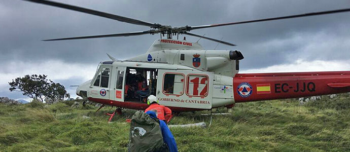 El equipo del helicptero del Gobierno cntabro realiz 153 intervenciones y rescat a 79 personas en 2017