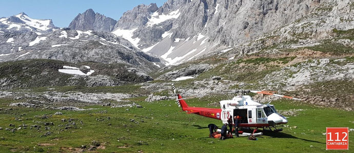 El equipo del helicptero del Gobierno rescata a un ciclista accidentado en una pista de Picos de Europa 