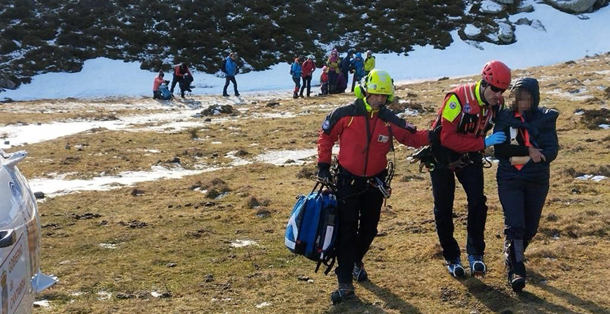 El equipo del helicptero regional rescata a una mujer con fractura de hmero en Hoyo Sacro