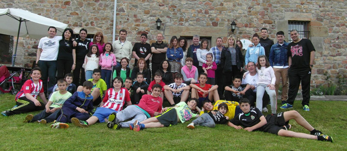 Los infantiles de Campoo de Enmedio y sus familias celebraron una jornada de convivencia