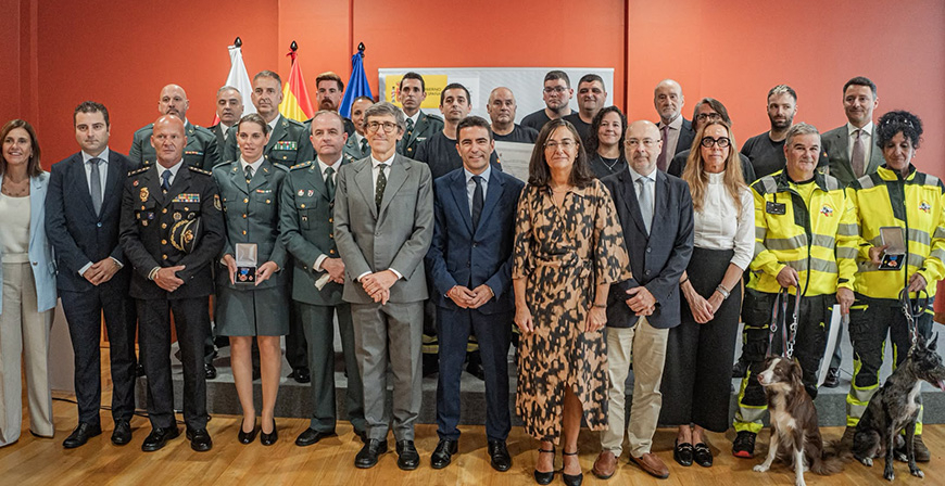 El Equipo ROCA de la Guardia Civil, el Real Cuerpo de Bomberos Voluntarios de Santander y la Asociaci�n Unidad Canina de Rescate y Salvamento reciben las medallas al M�rito de Protecci�n Civil