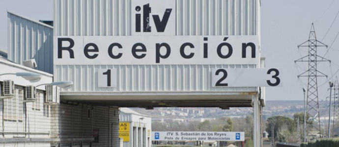 Es obligatorio llevar puesta la pegatina de la ITV en el coche?