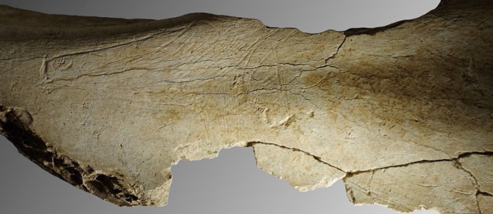 La escpula decorada de la cueva del Mirn, pieza del mes de junio de MUPAC
