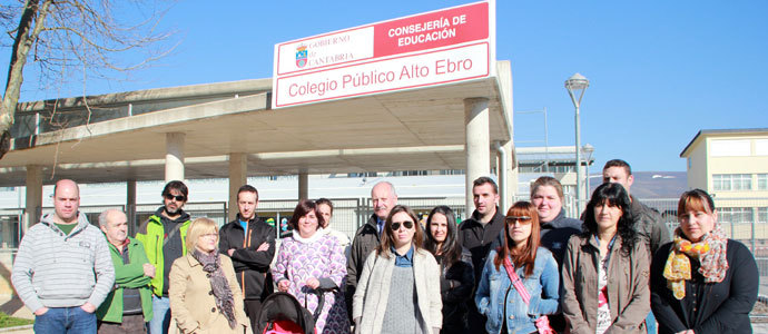 Los escolares de Los Encuentros siguen esperando el autobs