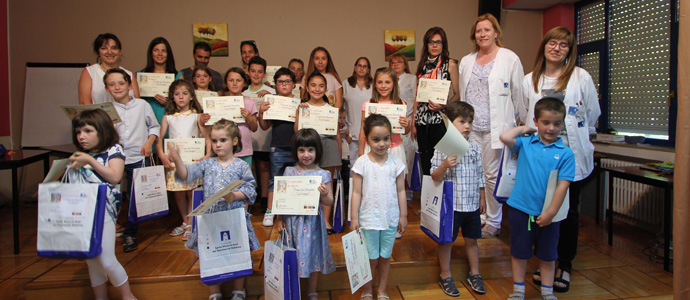Los escolares reciben los premios del concurso 'Cosas de abuelos'
