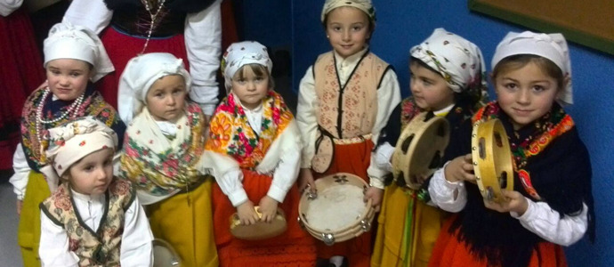 La escuela de folclore de Fresno del Ro particip en el 'Pozu Jondu Folk 2014'