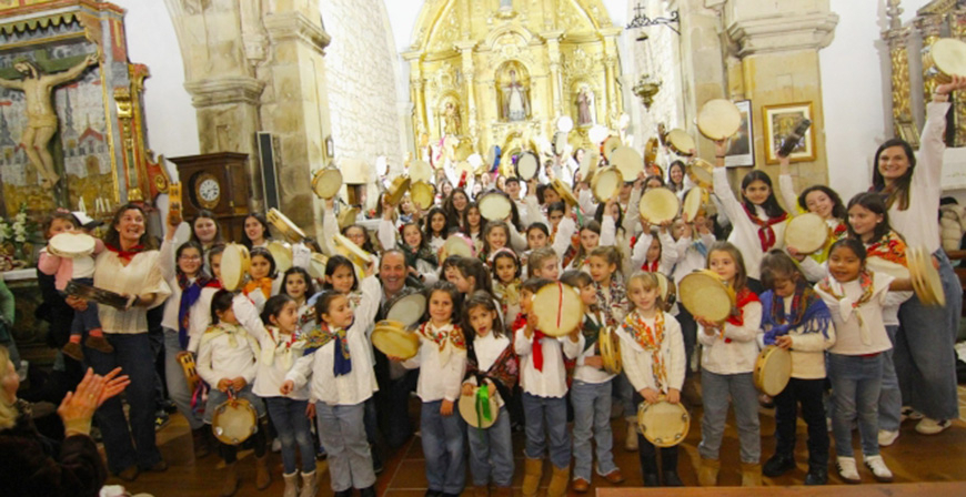 La Escuela de Pandereteras de Requejo celebra el fin de curso con una gran fiesta para reivindicar el folclore campurriano