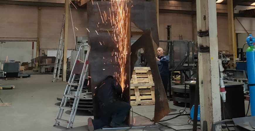 La escultura 'Por qu?', de Nacho Zubelzu, homenajea a las vctimas del Caso Almera
