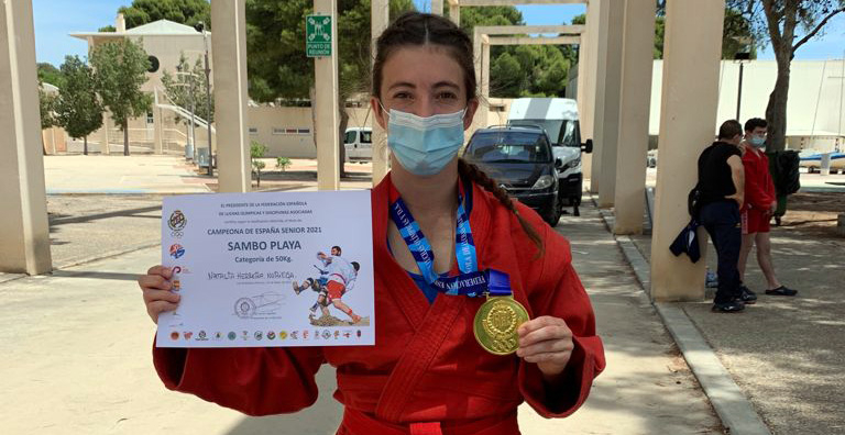 La 'espartana' Natalia Herrero se proclama campeona de Espaa de Lucha Sambo Playa