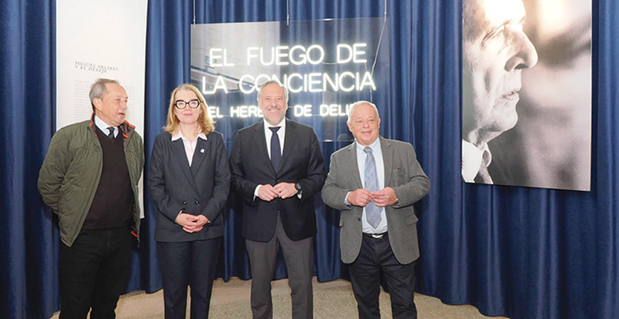 Eva Guillermina Fernndez visita la exposicin conmemorativa de los 25 aos de la publicacin de 'El Hereje', de Delibes, en las Cortes de Castilla y Len