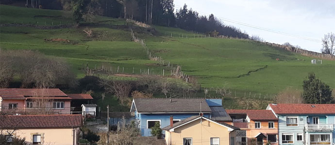 Evacuadas cinco viviendas amenazadas por un argayo en Los Corrales de Buelna 