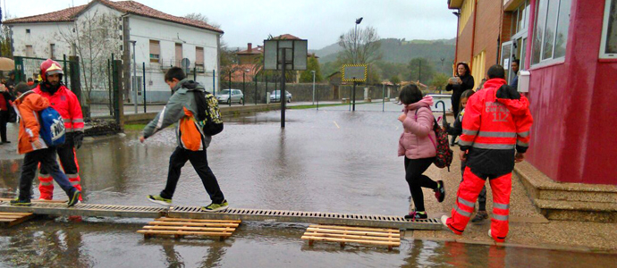 Evacuado un colegio de Hazas de Cesto por la acumulacin de agua en el exterior