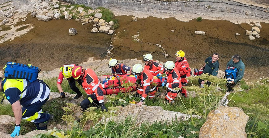 Evacuado en helicptero un hombre se precipit por un acantilado de Cbreces