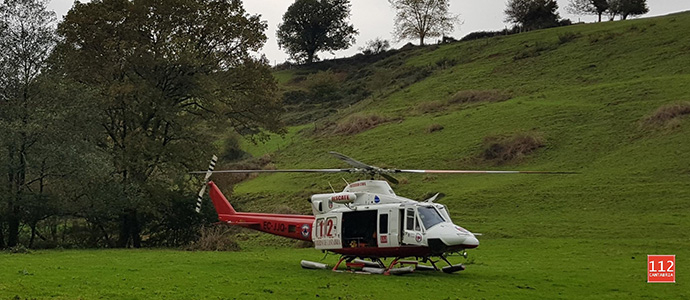 Evacuado un senderista en una pista forestal de  La Cavada