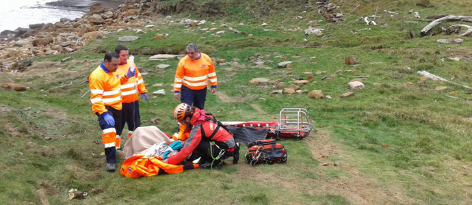 Evacuan a un hombre de 34 aos herido en la costa de Galizano