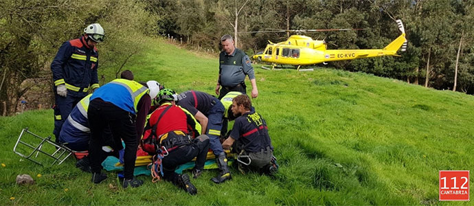 Evacan a un hombre herido tras volcar su tractor en Secadura