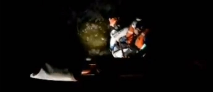 Evacuan a un joven del faro del Caballo y a un peregrino de los acantilados de San Julin