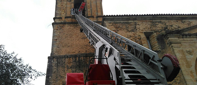 Evacuan a una mujer lesionada en el campanario de la iglesia de Escalante