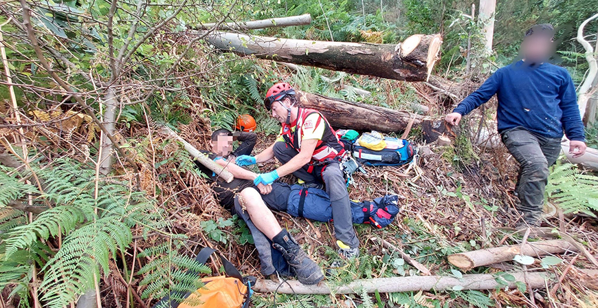 Evacan a Valdecilla a un trabajador forestal herido en un monte de Castro Urdiales