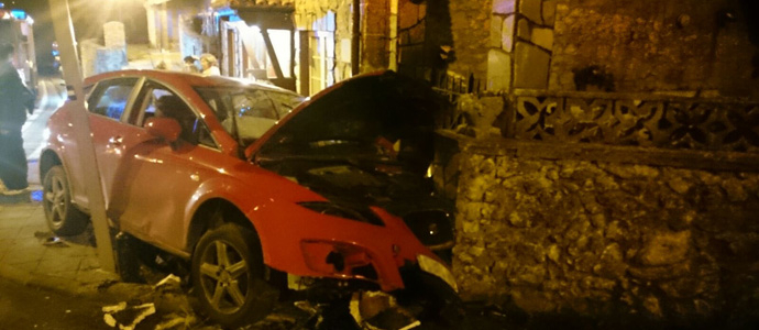 Liberan a un hombre atrapado en su vehculo tras impactar contra una vivienda en San Vicente