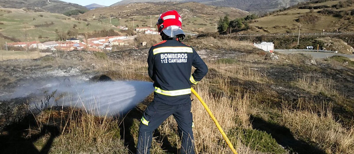 Extinguen un incendio de maleza en la carretera de acceso a Caeda