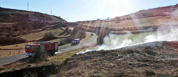 Extinguen un incendio de maleza en la carretera de acceso a Caeda