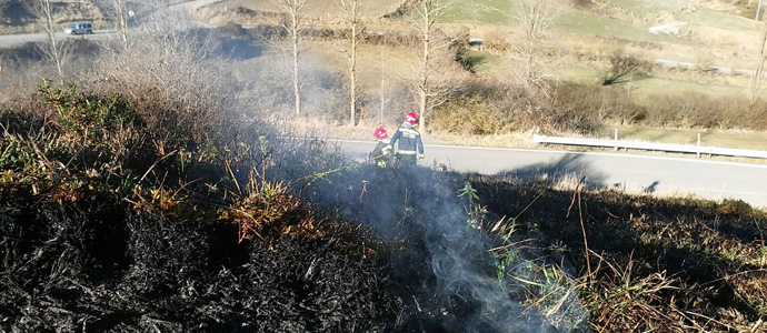 Extinguen un incendio de maleza en la carretera de acceso a Caeda