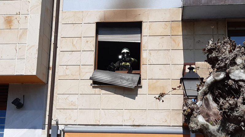 Extinguen un incendio en una vivienda de Lirganes