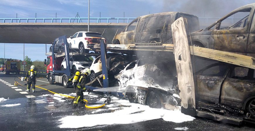 Extinguido un incendio en un camin portacoches que circulaba por la A-8