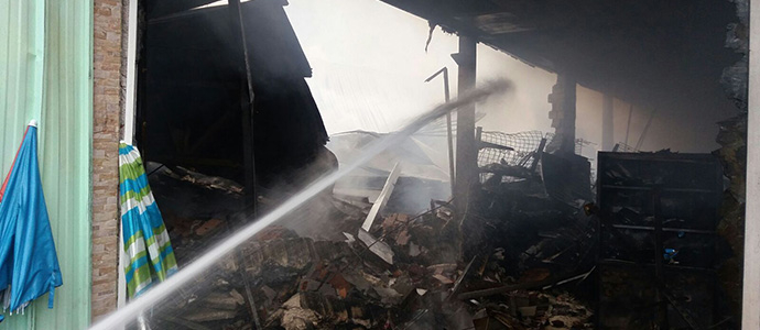 Extinguido el incendio que ha destruido dos naves comerciales de Santiago de Cartes