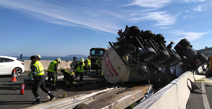 Fallece el conductor de un camin cisterna tras volcar en la A-8 