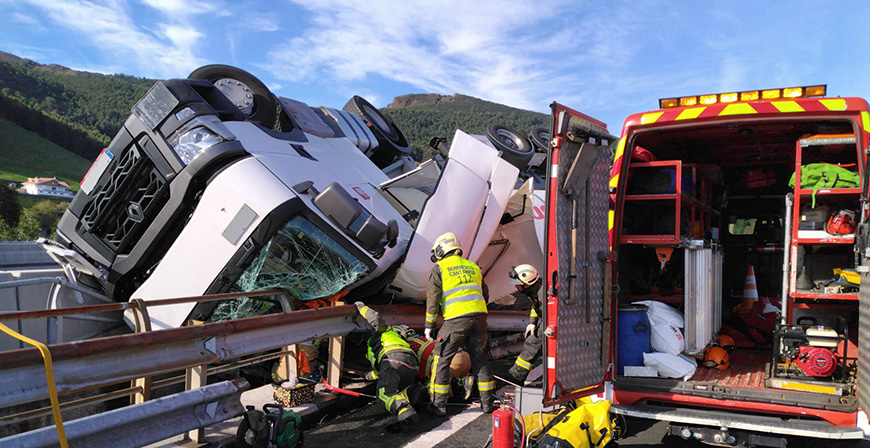 Fallece el conductor de un camin cisterna tras volcar en la A-8 