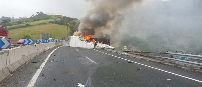 Fallece el conductor de un camin tras salirse en la A8