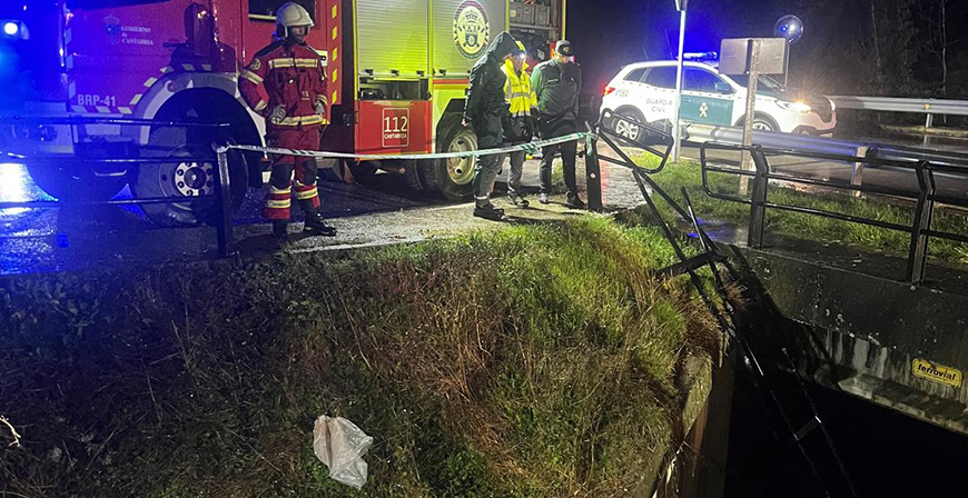 Fallece un conductor tras salirse de la CA-185 y caer al Deva