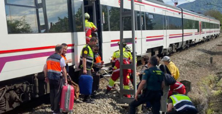 Fallece un hombre de 29 aos tras ser arrollado el tractor que conduca por un tren en Arenas de Igua