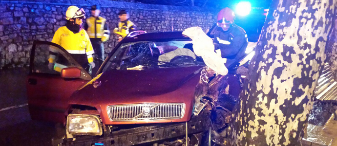 Fallece un hombre de 62 aos al chocar su vehculo contra un rbol en Lirganes
