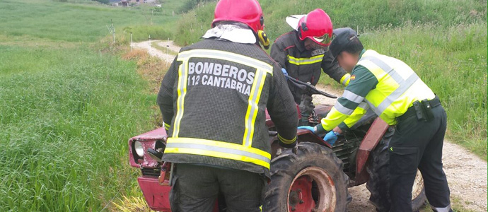 Fallece un hombre al volcar su tractor en Helgueras