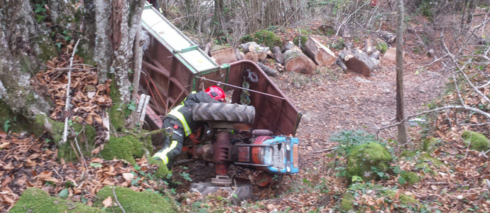 Fallece un hombre al volcar el tractor que conduca en Espinama