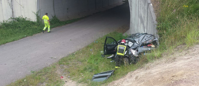 Fallece un hombre y una mujer resulta herida grave tras salirse su coche de la A-67 y caer por un terrapln