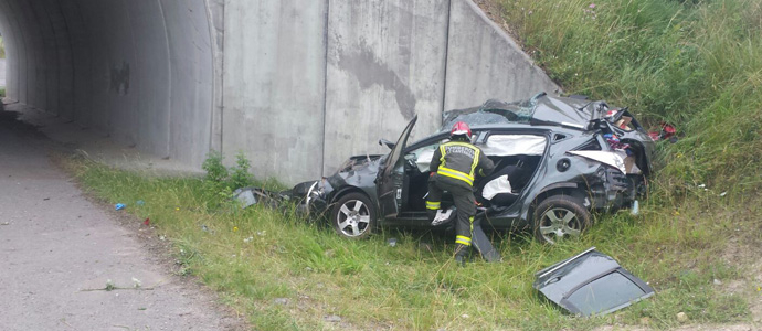 Fallece un hombre y una mujer resulta herida grave tras salirse su coche de la A-67 y caer por un terrapln