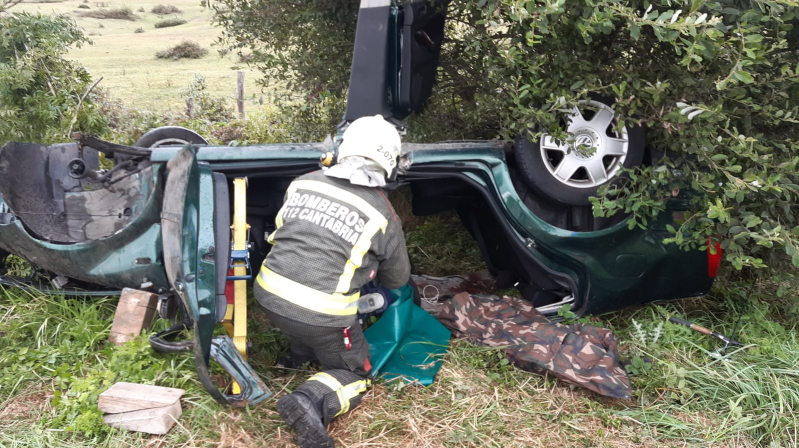 Fallece un joven de 22 aos, vecino de Requejo, y resultan heridos otros dos al salirse con el coche en la CA-171, cerca de Orzales