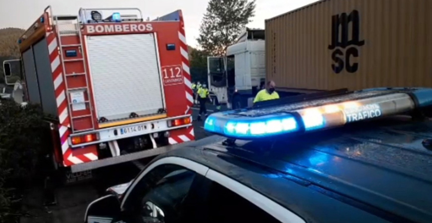 Fallece un joven de 25 aos al colisionar el vehculo en el que viajaba contra un camin en la A-8