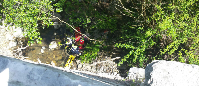 Fallece un motorista en Ramales tras chochar contra el muro de un puente y caer al ro