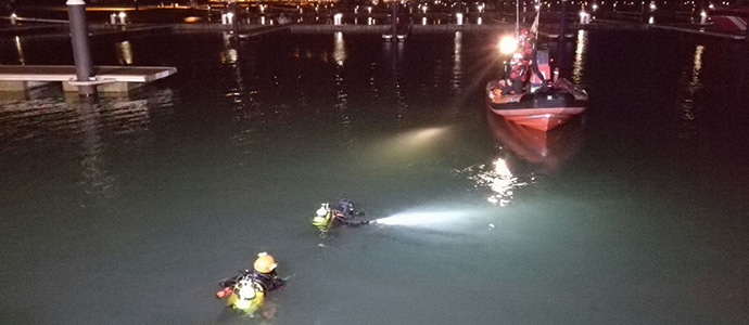 Fallecen dos jvenes al caer su coche al mar en el Puerto Deportivo de Laredo