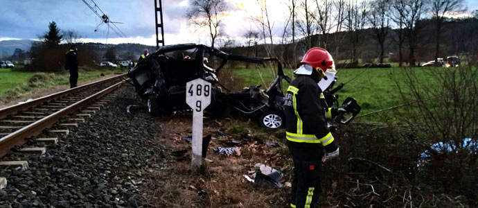 Fallecen dos personas al arrollar un tren la furgoneta en la que viajaban