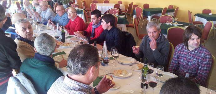 Familia y compaeros celebran la jubilacin de Emiliano Moreno 