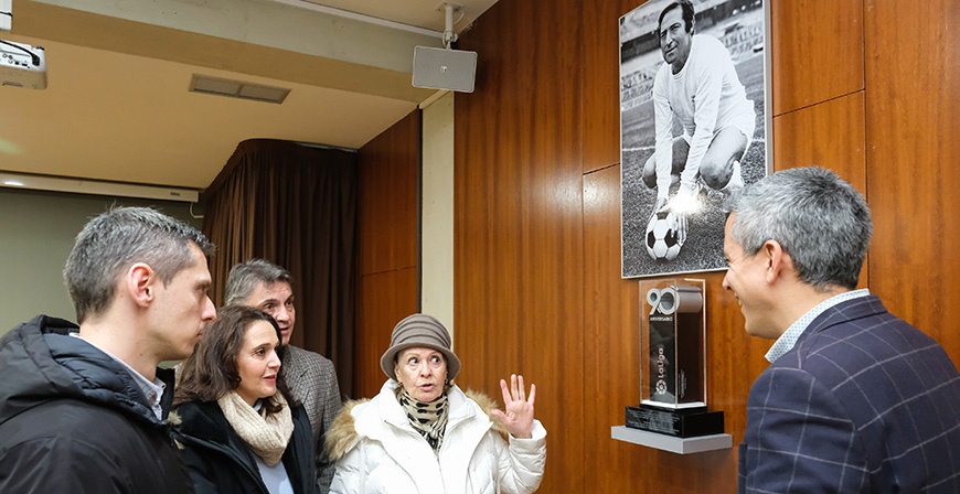La familia de Gento dona al Gobierno el trofeo al jugador cntabro con ms ttulos de Liga de Primera Divisin