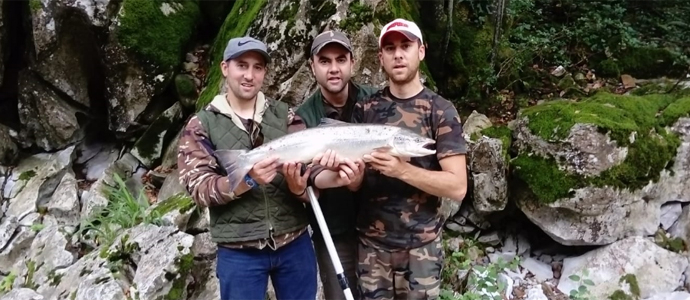 La familia Rojo Gonzlez pesca un salmn de 4,8 kilos en el Pas